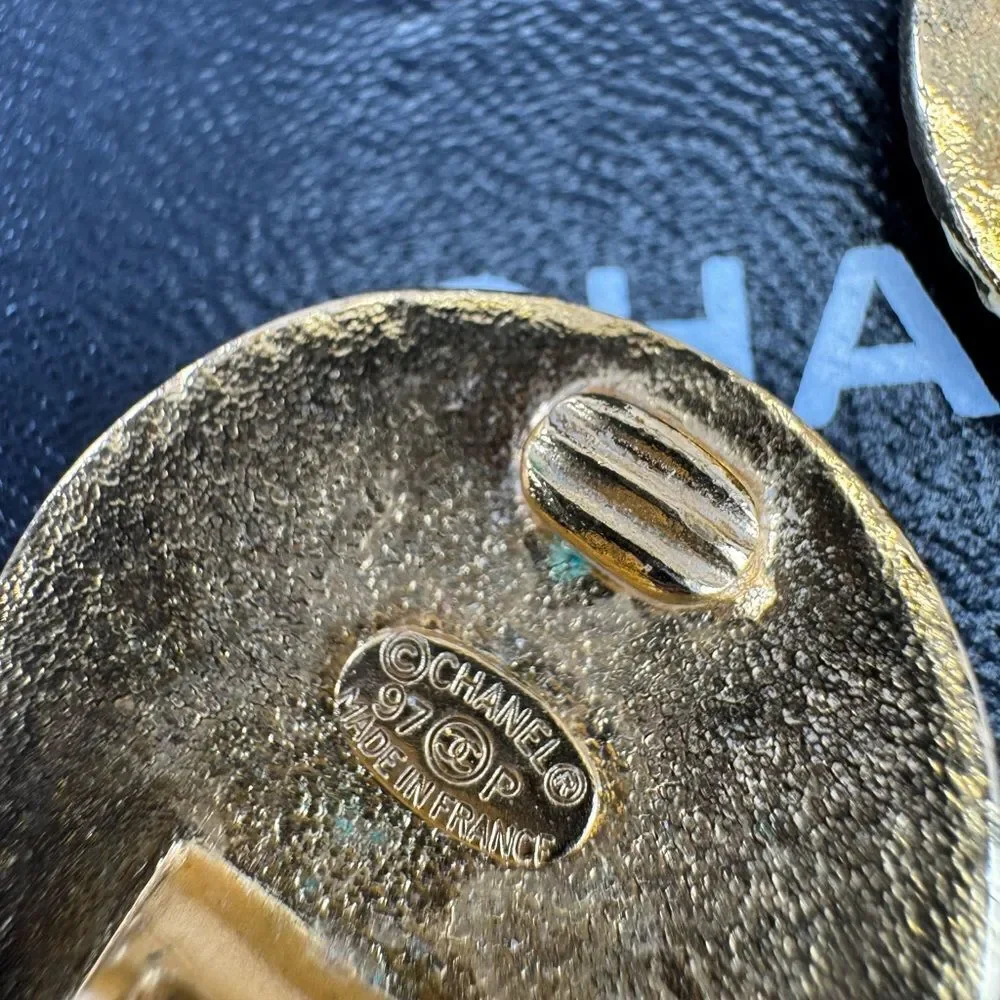 CHANEL Round CC Logo Earrings Clip-on Gold Plated Metal Vintage 97P Authentic - Picture 10 of 12